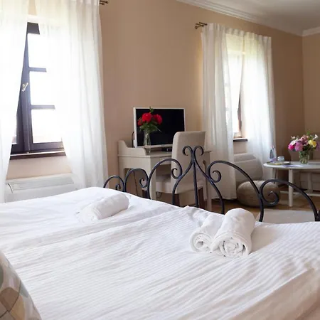 Bed & Breakfast Fiastyuk Udvarhaz *