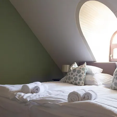 Fiastyuk Udvarhaz Bed & Breakfast