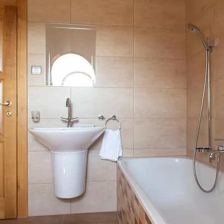 Fiastyuk Udvarhaz B&B Csor