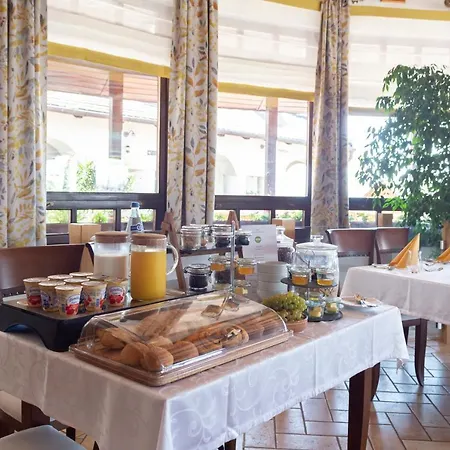 Fiastyuk Udvarhaz Bed & Breakfast *
