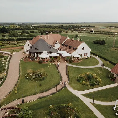 Fiastyuk Udvarhaz Bed & Breakfast *