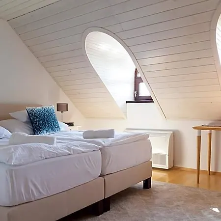 Fiastyúk Udvarház Bed & Breakfast Csor