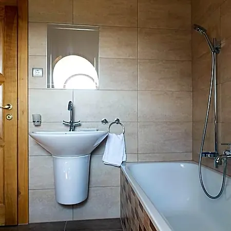 Bed & Breakfast Fiastyúk Udvarház 4*