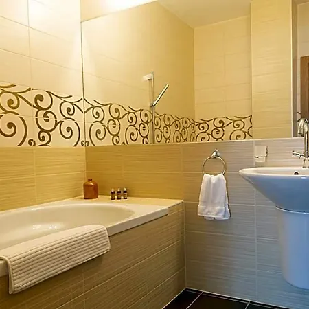Bed & Breakfast Fiastyúk Udvarház 4*