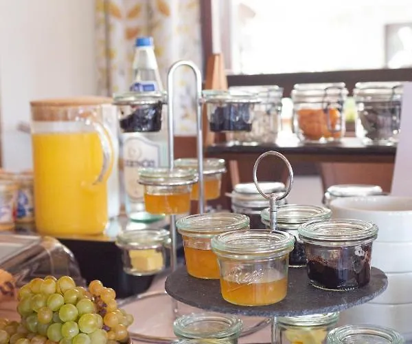 Fiastyuk Udvarhaz Bed & Breakfast 4*