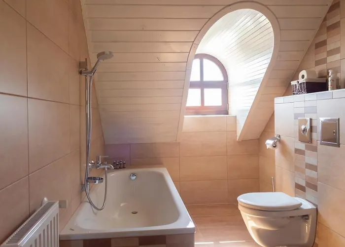 Fiastyuk Udvarhaz Bed & Breakfast 4*
